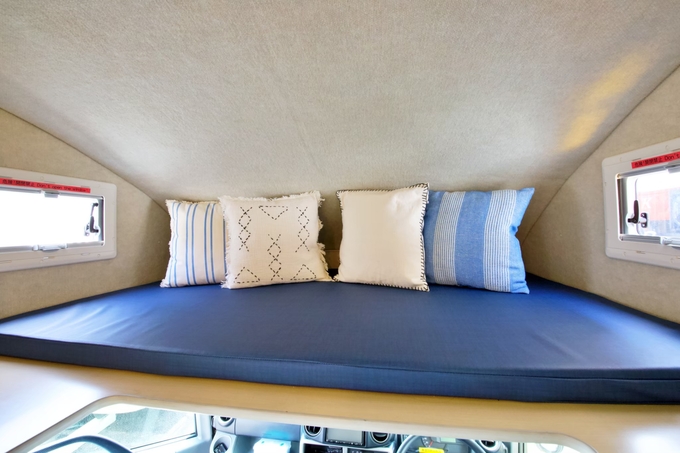 オーシャンズ号　家庭用エアコン付♪フルフラットベッドで広々♪4WD♪軽油だから燃費良♪画像