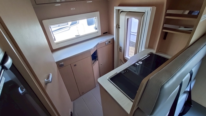 ホープ号　家庭用エアコン付♪フルフラットベッド♪4WD♪軽油だから燃費良♪画像